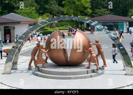 La riunificazione della scultura all'ingresso del Terzo Tunnel a DMZ Korean zona demilitarizzata, Panmunjon, Corea del Sud Foto Stock