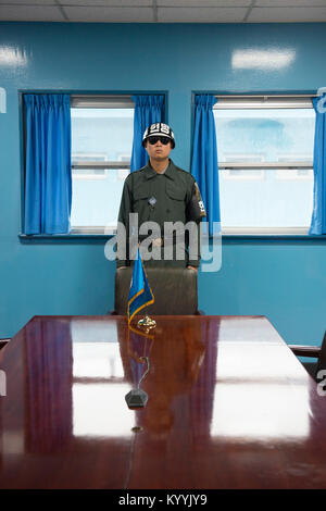 Un soldato nel blu sala conferenze, Comune di area di sicurezza (ACC), lungo i militari la linea di demarcazione tra la Corea del Nord e Corea del Sud Foto Stock