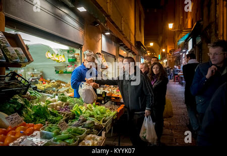 Bologna, Italia - negozio di bancarelle per il mercato delle verdure in via Pescherie vecchie Foto Stock