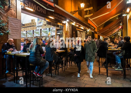 Bologna, Italia - gente fuori per la sera a mangiare e bere in bar, bar e ristoranti in via Pescherie vecchie di sera Foto Stock