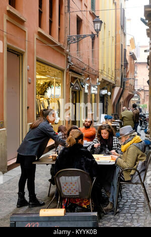 Bologna, Italia - gente in un bar di strada nel centro della città Foto Stock