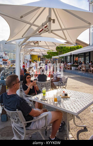 Persone a street cafe lungo il V & A Waterfront, Città del Capo, Sud Africa Foto Stock