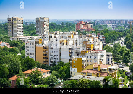 Vista in elevazione del ad alta densità-comunista era alloggiamento blocchi di appartamenti ed edifici nella città di Plovdiv, Bulgaria, Europa Foto Stock