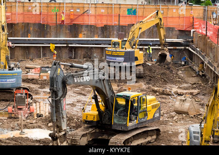 Lavori di scavo su un sito di costruzione sito in costruzione in un centro città, STATI UNITI D'AMERICA Foto Stock