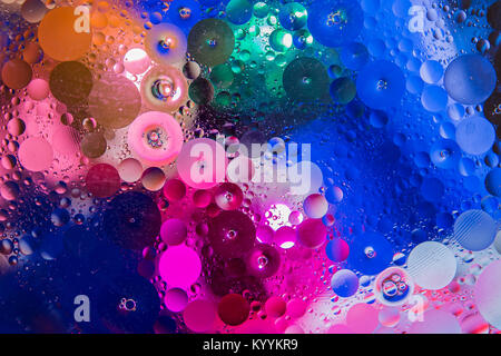 Abstract colorati macro sfondo con gocce di olio in acqua Foto Stock