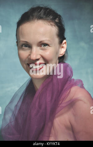 Ritratto di sorridere metà donna adulta Foto Stock
