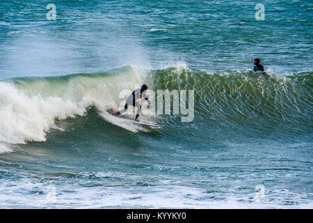 St Ives, Cornwall, Regno Unito, 16/01/2018. Editoriale: Unknown surfers nel rigonfiamento. Foto Stock