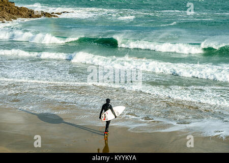 St Ives, Cornwall, Regno Unito, 16/01/2018. Editoriale: Unknown surfers nel rigonfiamento. Foto Stock