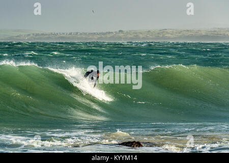 St Ives, Cornwall, Regno Unito, 16/01/2018. Editoriale: Unknown surfers nel rigonfiamento. Foto Stock