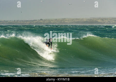 St Ives, Cornwall, Regno Unito, 16/01/2018. Editoriale: Unknown surfers nel rigonfiamento. Foto Stock