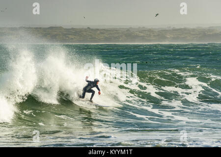 St Ives, Cornwall, Regno Unito, 16/01/2018. Editoriale: Unknown surfers nel rigonfiamento. Foto Stock