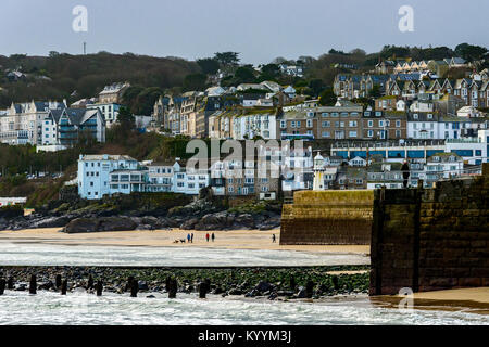 St Ives, Cornwall, Regno Unito, 16/01/2018. Editoriale: persone sconosciute a piedi lungo la spiaggia di St Ives Foto Stock