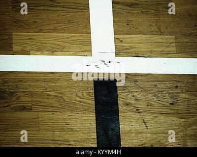 Al piano della Hall in una palestra con linee incrociate. Le linee di contorno di Pallacanestro Pallamano e parchi giochi. La riflessione in vernice poliuretanica Foto Stock