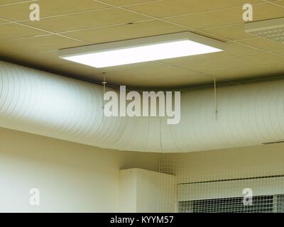 La luce fluorescente attrezzatura su un soffitto bianco. Illuminazione industriale in magazzino Foto Stock
