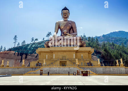 Bhuddha Dordenma, Thimphu Bhutan - Buddha Dordenma è ad altezza 51,5 metri ed è realizzato in bronzo e dorati in oro. Foto Stock
