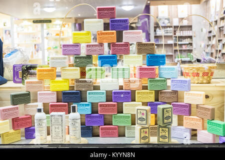 Le Magasin du Il Savon,il negozio di sapone,soap shop,finestra,display,a,l'annata,pram,e,lavanda,Carcassonne,Aude,Dipartimento,Francia,francese,l'Europa,Unione Foto Stock