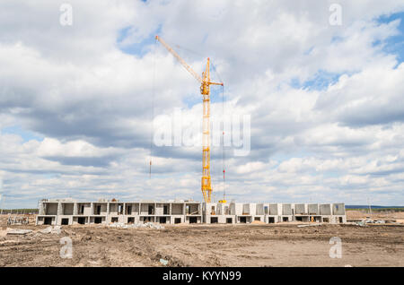 Gru a colonna e nuovo edificio a più piani Foto Stock
