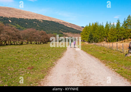 Walkers lungo la West Highland Way tra Tyndrum e Bridge of Orchy, Scozia Foto Stock