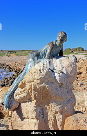 Sol alterare, una scultura in omaggio ad Afrodite, da Giota Ioanidou, posizionata vicino a Paphos Fort, sul sentiero costiero. Foto Stock