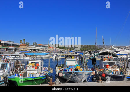 Colorate barche da pesca in porto, aeroporto di Paphos, Cipro Foto Stock