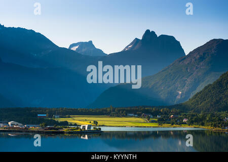 Acque ancora sul fiordo di Romsdal all'alba vicino Åndalsnes è una città di Rauma comune nella contea di Møre og Romsdal. La Norvegia. Foto Stock