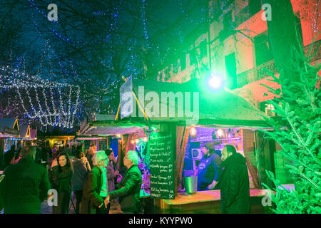 Tradizionale,natale,mercato,a,centro,d,street,scena,natale,decorazioni,centro,d,Carcassonne,Aude,dipartimento,Francia,l'Europa, Foto Stock