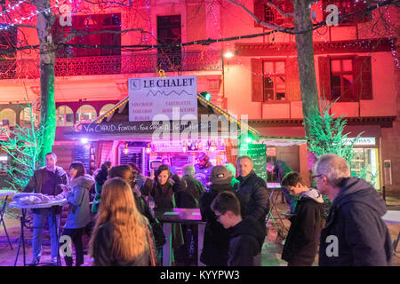 Tradizionale,natale,mercato,a,centro,d,street,scena,natale,decorazioni,centro,d,Carcassonne,Aude,dipartimento,Francia,l'Europa, Foto Stock