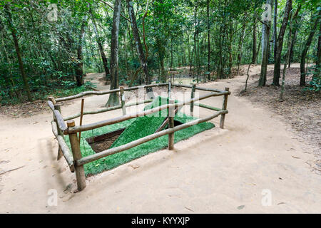 Deadly pit con nascosto booby porta intrappolato nell'iconico di Cu Chi rete di tunnel, nascosto Viet Cong gallerie (Saigon Ho Chi Minh City), il sud del Vietnam Foto Stock