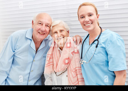 Infermiere e felice coppia senior in ospedale o in casa di cura Foto Stock