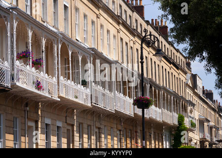 Ornati in ferro battuto sui balconi che decorano le terrazze delle case storiche nella zona di Clifton la città di Bristol, Regno Unito Foto Stock