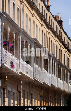 Ornati in ferro battuto sui balconi che decorano le terrazze delle case storiche nella zona di Clifton la città di Bristol, Regno Unito Foto Stock