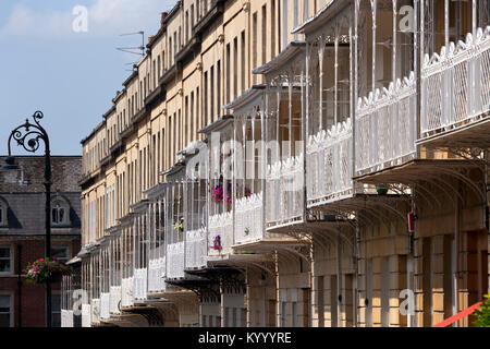 Ornati in ferro battuto sui balconi che decorano le terrazze delle case storiche nella zona di Clifton la città di Bristol, Regno Unito Foto Stock