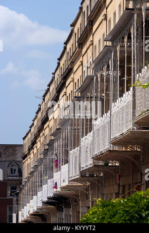 Ornati in ferro battuto sui balconi che decorano le terrazze delle case storiche nella zona di Clifton la città di Bristol, Regno Unito Foto Stock