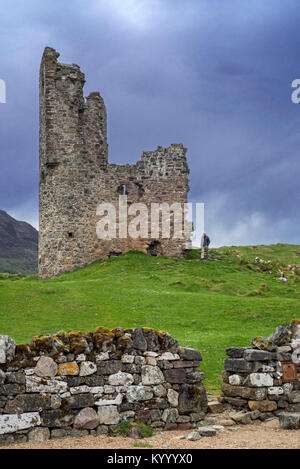 Visita turistica del XVI secolo il castello di Ardvreck rovina a Loch Assynt nelle Highlands scozzesi, Sutherland, Scotland, Regno Unito Foto Stock