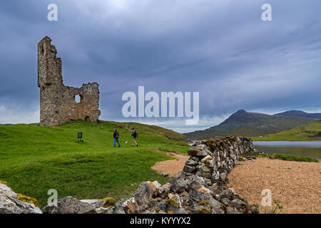 I turisti che visitano il XVI secolo il castello di Ardvreck rovina a Loch Assynt nelle Highlands scozzesi, Sutherland, Scotland, Regno Unito Foto Stock