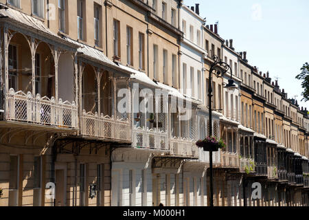 Ornati in ferro battuto sui balconi che decorano le terrazze delle case storiche nella zona di Clifton la città di Bristol, Regno Unito Foto Stock