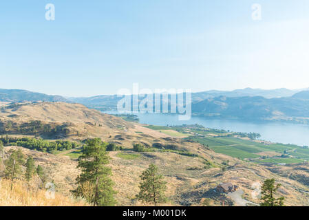 Osoyoos Lake visto dalla montagna anarchico Viewpoint guardando a sud verso il confine USA Foto Stock