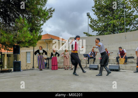 Villaggio Arsos, Cipro - 8 Ottobre 2017: due uomini vestiti in abiti tradizionali di eseguire syrtos folk dance festival presso il festival. Foto Stock