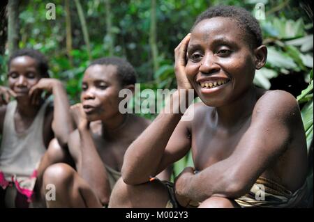 Le donne da Baka tribù sono a riposo nella foresta e cantare canzoni. Repubblica Africana Centrale.Dzanga-Sangha riserva forestale. Foto Stock