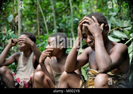 Le donne da Baka tribù sono a riposo nella foresta e cantare canzoni. Repubblica Africana Centrale.Dzanga-Sangha riserva forestale. Foto Stock