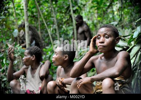 Le donne da Baka tribù sono a riposo nella foresta e cantare canzoni. Repubblica Africana Centrale.Dzanga-Sangha riserva forestale. Foto Stock