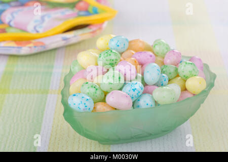 Chiazzato jelly bean caramella di pasqua in una ciotola Foto Stock