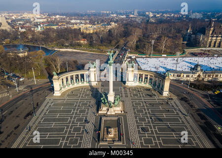 Budapest, Ungheria - la famosa Piazza degli Eroi da sopra presa da un drone. Questa visualizzazione include il Varosliget pista di pattinaggio su ghiaccio, al parco della città, Castello Vajdahunyad un Foto Stock