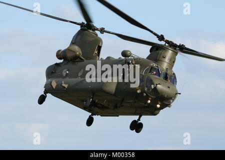 Royal Air Force display Chinook HC2 effettuando in corrispondenza di un'esibizione aerea a RAF Waddington. Foto Stock