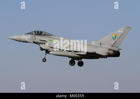 Il Royal Air Force Eurofighter Typhoon che volò il la maggior parte delle missioni operative sulla Libia in operazione Ellamy durante il 2011, come si vede dai simboli di bomba. Foto Stock