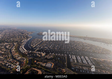 Vista aerea di Newport Beach e porto sulla costa del Pacifico in California del Sud. Foto Stock