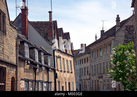 Pittoresco e storico degli edifici lungo le strade nelle vecchie parti delle, Cirencester Gloucestershire, Regno Unito Foto Stock