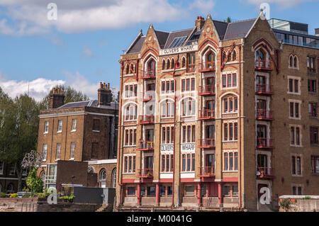 Oliver's Wharf un magazzino convertito in residences sulle rive del Tamigi a Londra Inghilterra. Foto Stock