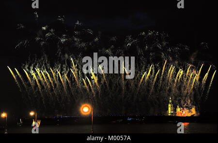 Fuochi d'artificio sopra la città di San Pietroburgo (Russia)aqnd fiume Neva nella festa di 'Scarlet Vele' Foto Stock