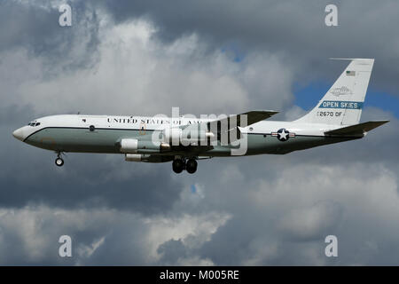 Sbarco nella storia del cielo, uno dei due convertiti OC-135's azionato dalla forza aerea degli Stati Uniti per i Cieli Aperti trattato arriva a Mildenhall. Foto Stock